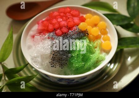 Eisige asiatischer Nachtisch von Thai Red Ruby Perlen, bubble Gelee, agar Nudeln, Basilikum Samen und crushed Ice in Kokosmilch Suppe. Stockfoto