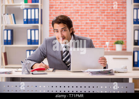 Junge Unternehmer, die im Büro arbeiten Stockfoto