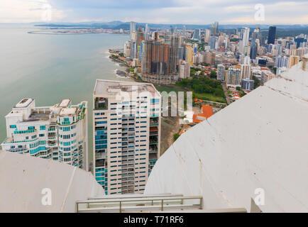 Panoramablick von oben von Panama City Skyline und Meer Stockfoto