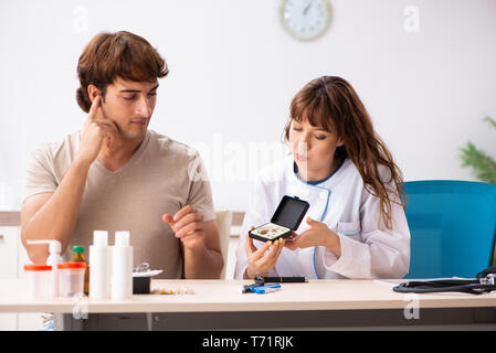 Patienten mit Hörproblem besuchen Arzt otorhinolaryngologi Stockfoto