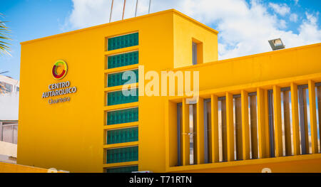 Quarteira, Portugal - Mai 1, 2018: Architektur Detail der lokalen administrativen Zentrum von Quarteira, Algarve an einem Frühlingstag Stockfoto