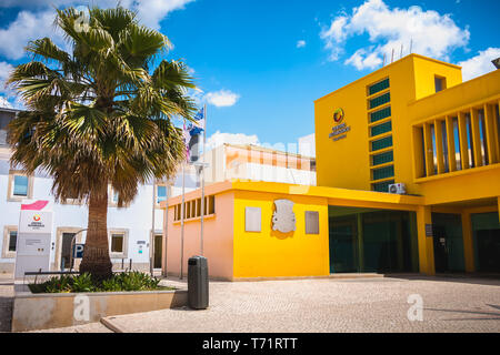 Quarteira, Portugal - Mai 1, 2018: Architektur Detail der lokalen administrativen Zentrum von Quarteira, Algarve an einem Frühlingstag Stockfoto