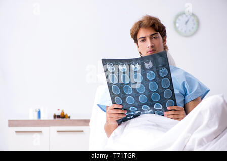Junge männliche Patient auf Behandlungstisch im Krankenhaus Stockfoto