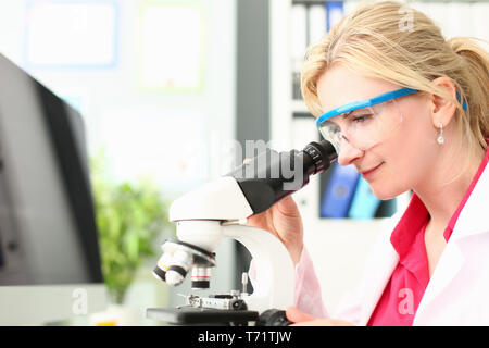 Labor Arzt Analyse Mikroskop Forschung Stockfoto