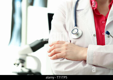 Frau Doktor stehend mit gekreuzten Händen Closeup Stockfoto