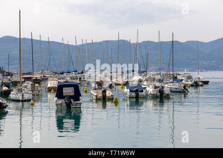 Alassio, Ligurien/Italien - 21. April: Boote in den Hafen von La Spezia in Ligurien Italien am 21. April 2019 Stockfoto