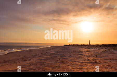 Cape May, NJ, Leuchtturm und das Meer bei Sonnenuntergang in weichen, schönen, warmen Licht Stockfoto