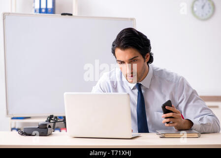 Junge stattliche finanzielle speciaist vor white board Stockfoto