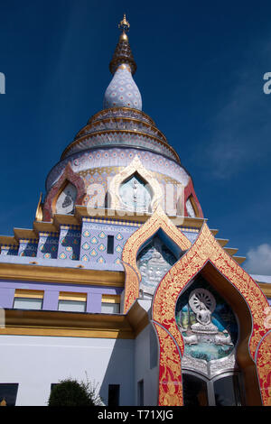 Tha t Thailand, Blick auf die bunt lackierten Oberseite der Chedi im Wat Tha Tonne Stockfoto