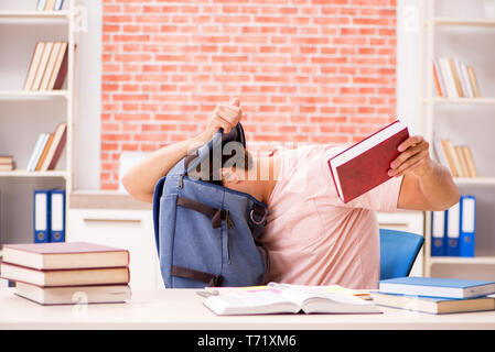 Junger Student Hochschule Prüfungsvorbereitung Stockfoto