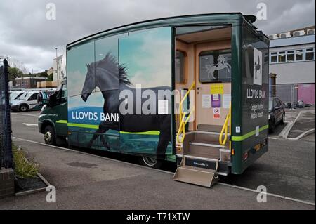 Ein LLoyds Bank mobile Bank bei Mountain Ash, South Wales Stockfoto