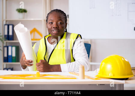 Junge schwarze Architekten, die am Projekt Stockfoto