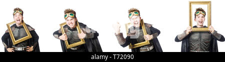 Junge lustige Mann in Rüstung Anzug Stockfoto