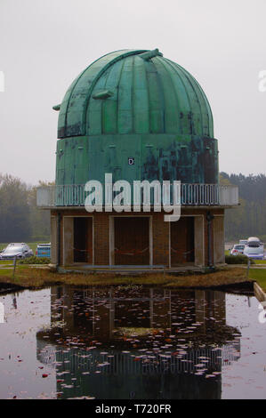 Diese Beobachtungsstelle wurde im Süden von England in den 50er Jahren gebaut. Es hat einen kupfernen Kuppel über dem Teleskop. Stockfoto