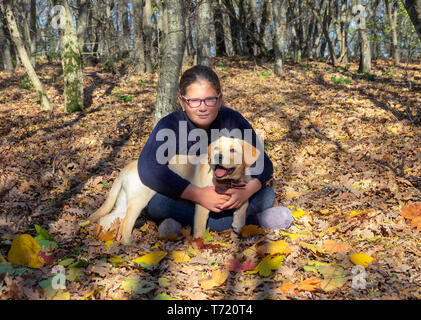 Portrait von Mädchen mit Hund im Herbst Wald Stockfoto