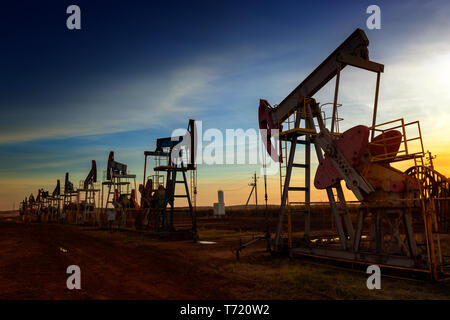 Viele Öl pumpen Silhouette Stockfoto