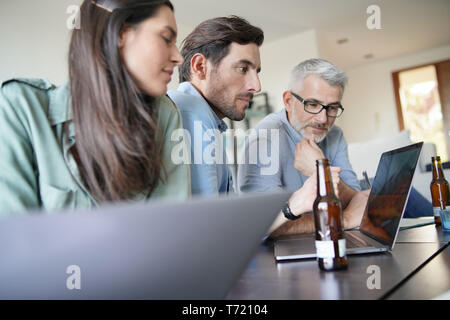 Eine gemischte Gruppe von Kollegen beiläufig Arbeiten an Geschäftsideen Stockfoto