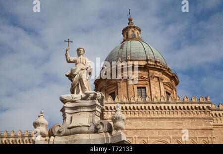 Statue von Santa Rosalia. Die Kathedrale von Palermo, Palermo, Italien. Stockfoto