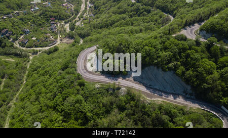 Luftaufnahme eines geschwungenen kurvenreiche Straße durch die Berge Stockfoto