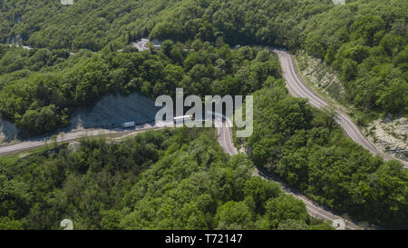 Luftaufnahme eines geschwungenen kurvenreiche Straße durch die Berge Stockfoto