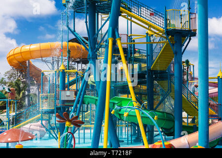 Wasserrutschen und Fontänen im Aquapark Stockfoto