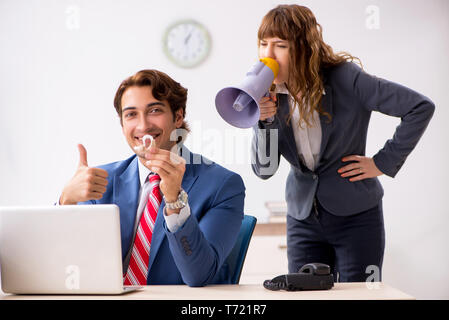 Gehörlose Mitarbeiter mit Hilfe von Hörgeräten im Gespräch mit Chef Stockfoto