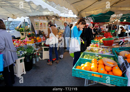 Leute, Shopping am Wochenende Farmers Market in Croix Rousse, Lyon, Frankreich Stockfoto