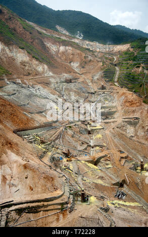 Das Owakudani-tal oder Ōwakudani ist ein Bereich der vulkanischen geothermische Aktivität mit heißen Quellen, Abzüge von schwefelhaltigen Gas- und Schwefelablagerungen. Stockfoto