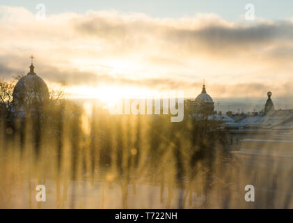 Winter Sonnenaufgang im Winter gefroren Fenster Abend Szene. Gefrorene winter Fenster anzeigen. Eis Muster auf gefrorenen Fenster in der Stadt Stockfoto