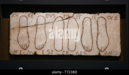 Marmor Platte mit Footprints. Votivbilder zu orientalischen Göttinnen. Das archäologische Museum von Sevilla. Andalusien. Spanien. Stockfoto