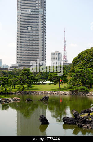 Hama-rikyu Gardens, Tsukiji, Tokyo mit der Shiodome Bezirk im Hintergrund, einschließlich der Tokyo Tower und der Acty Shiodome Apartment Gebäude. Stockfoto