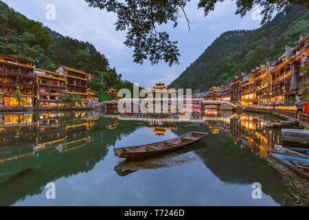 Antike Stadt Fenghuang bei Sonnenuntergang nach Hunan in China Stockfoto