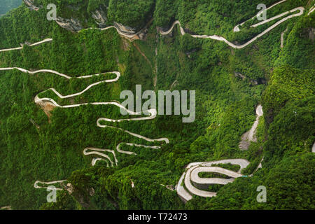 Berge Straße in Tianmenshan Naturpark - China Stockfoto