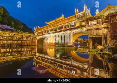 Antike Stadt Fenghuang bei Sonnenuntergang nach Hunan in China Stockfoto