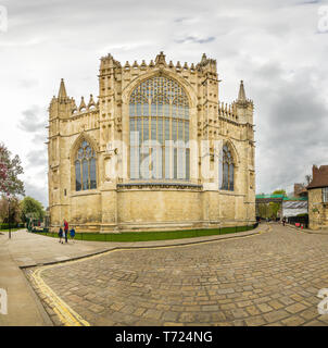 Osten Fenster und Fassade der mittelalterlichen Kathedrale (Münster) in York, England, an einem bewölkten Frühling. Stockfoto