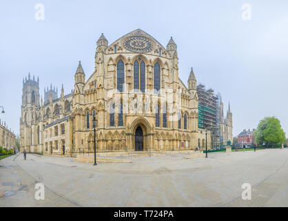 South Außen- und Eingang des mittelalterlichen Kathedrale (Münster) in York, England, an einem Frühlingstag. Stockfoto