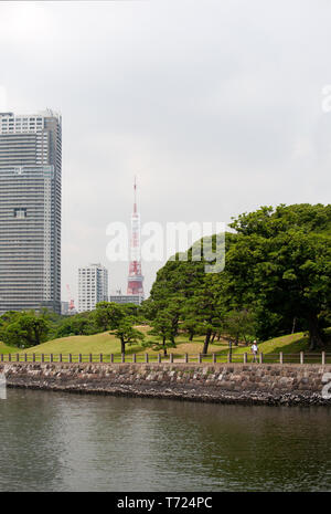 Hama-rikyu Gardens, Tsukiji, Tokyo mit der Shiodome Bezirk im Hintergrund, einschließlich der Tokyo Tower und der Acty Shiodome Apartment Gebäude. Stockfoto