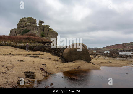 Dick's Carn (aka der geladenen Camel), Porth Hellick, St. Mary's, Isle of Scilly, UK. MODEL RELEASED Stockfoto