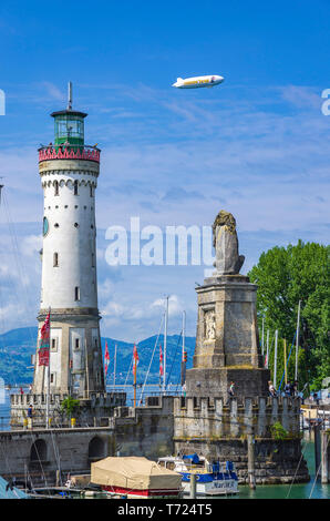 Panoramablick über den Hafen mit dem Leuchtturm und dem Bayerischen Löwen in der Altstadt von Lindau im Bodensee, Bayern, Deutschland, Europa. Stockfoto