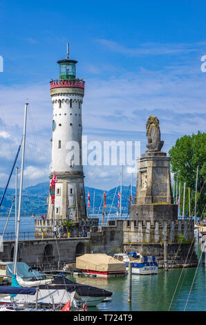 Panoramablick über den Hafen mit dem Leuchtturm und dem Bayerischen Löwen in der Altstadt von Lindau im Bodensee, Bayern, Deutschland, Europa. Stockfoto