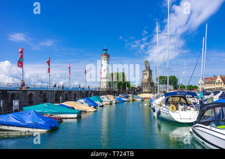 Panoramablick über den Hafen mit dem Leuchtturm und dem Bayerischen Löwen in der Altstadt von Lindau im Bodensee, Bayern, Deutschland, Europa. Stockfoto