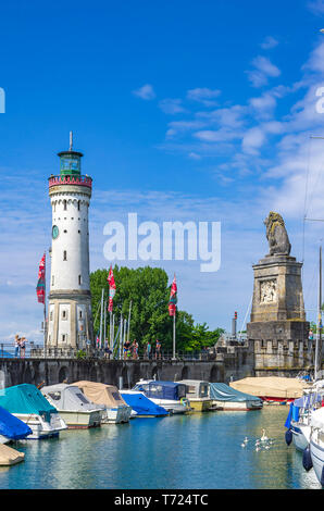 Panoramablick über den Hafen mit dem Leuchtturm und dem Bayerischen Löwen in der Altstadt von Lindau im Bodensee, Bayern, Deutschland, Europa. Stockfoto