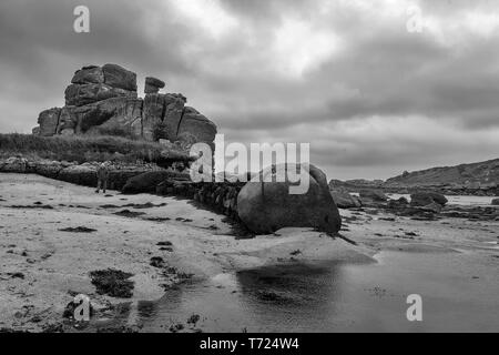 Dick's Carn (aka der geladenen Camel), Porth Hellick, St. Mary's, Isle of Scilly, UK: Schwarz und Weiss. MODEL RELEASED Stockfoto