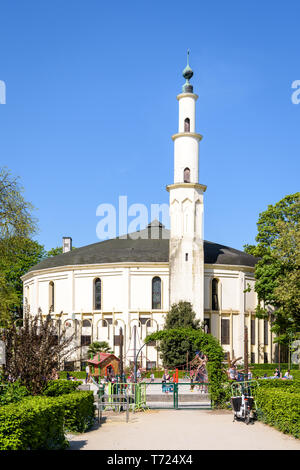 Die Große Moschee von Brüssel, Belgien, mit einem Kinderspielplatz im Cinquantenaire Park im Frühling. Stockfoto