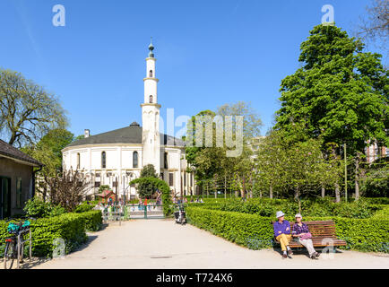 Die Große Moschee von Brüssel, Belgien, mit einem Kinderspielplatz im Cinquantenaire Park im Frühling. Stockfoto