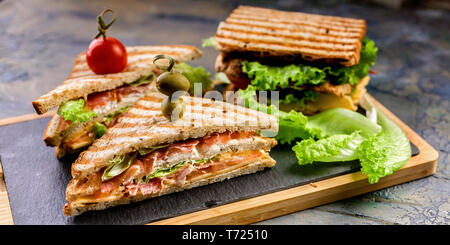 Essen banner Toast Sandwich mit geräuchertem Rindfleisch, Käse, Tomaten und Kopfsalat. Das traditionelle Frühstück oder Mittagessen Stockfoto