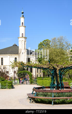 Die Große Moschee von Brüssel, Belgien, mit einem Kinderspielplatz im Cinquantenaire Park im Frühling. Stockfoto
