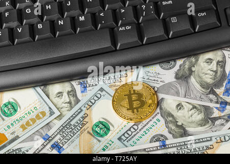 Computer und Bitcoins auf Geld-business Hintergrund Stockfoto