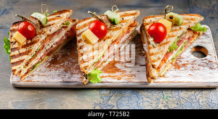 Essen banner appetitliche Sandwiches mit Rindfleisch und grüner Salat. Das traditionelle Frühstück oder Mittagessen Stockfoto