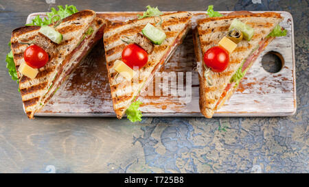 Nahaufnahme appetitliche Sandwiches mit Rindfleisch und grüner Salat. Das traditionelle Frühstück oder Mittagessen. Essen banner Stockfoto